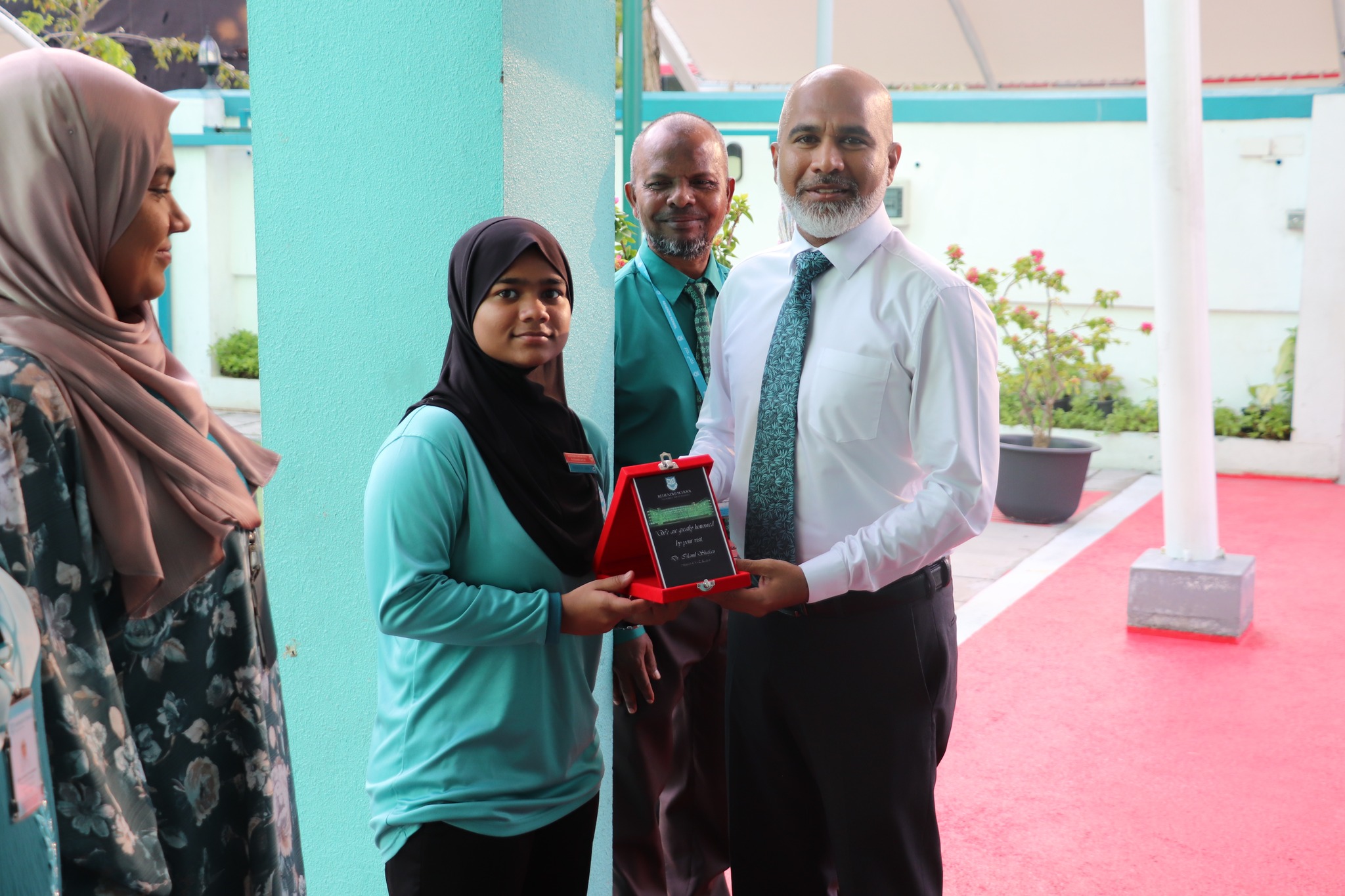 ދިރާސީ އައު އަހަރު ފެށުން ފާހަގަކުރުމަށް މިނިސްޓަރ ސްކޫލުތަކަށް ޒިޔާރަތްކުރެއްވުން