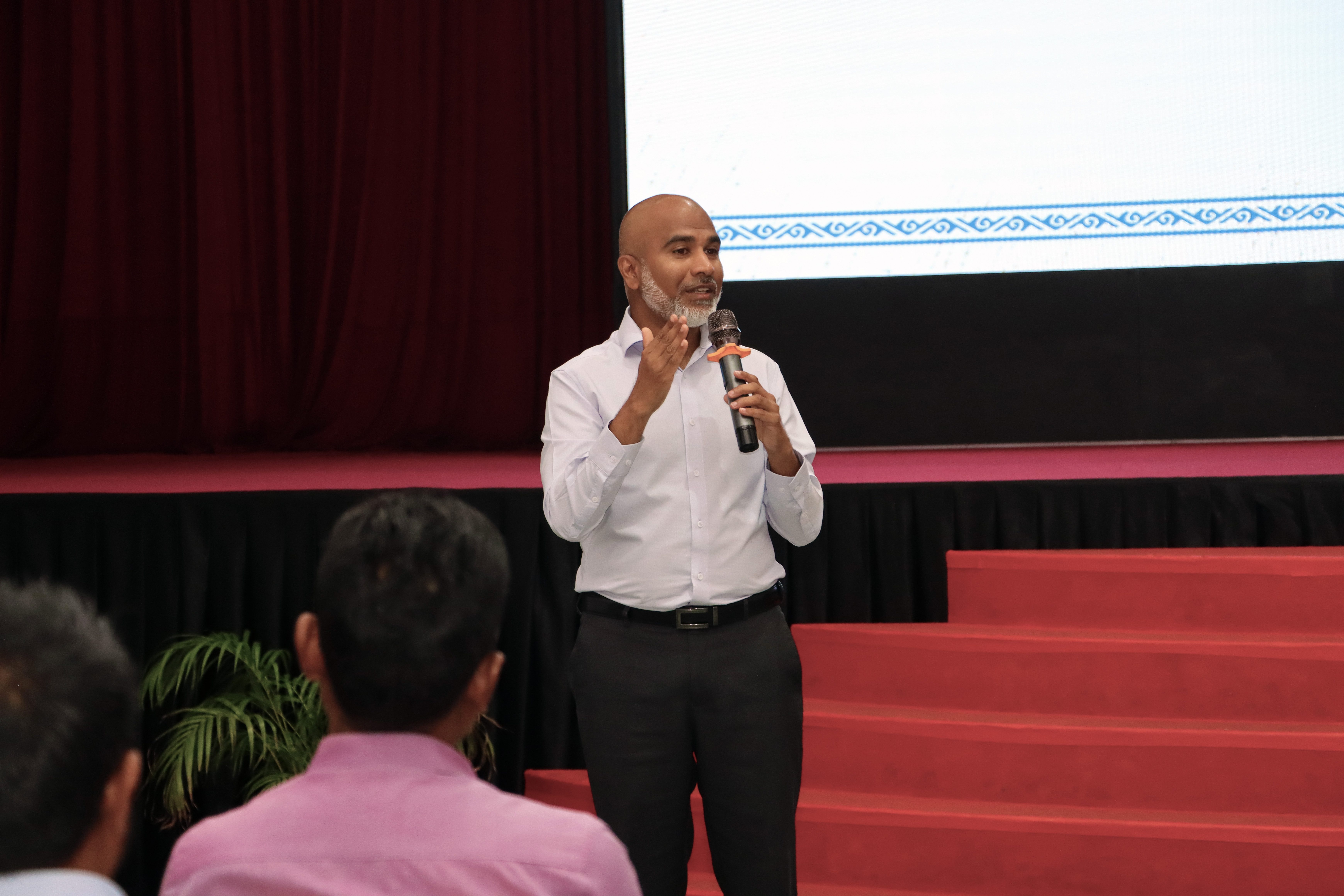 މާލޭ ސްކޫލުތަކުގެ ޕްރިންސިޕަލުންނާ މިނިސްޓަރ ބައްދަލުކުރައްވައިފި