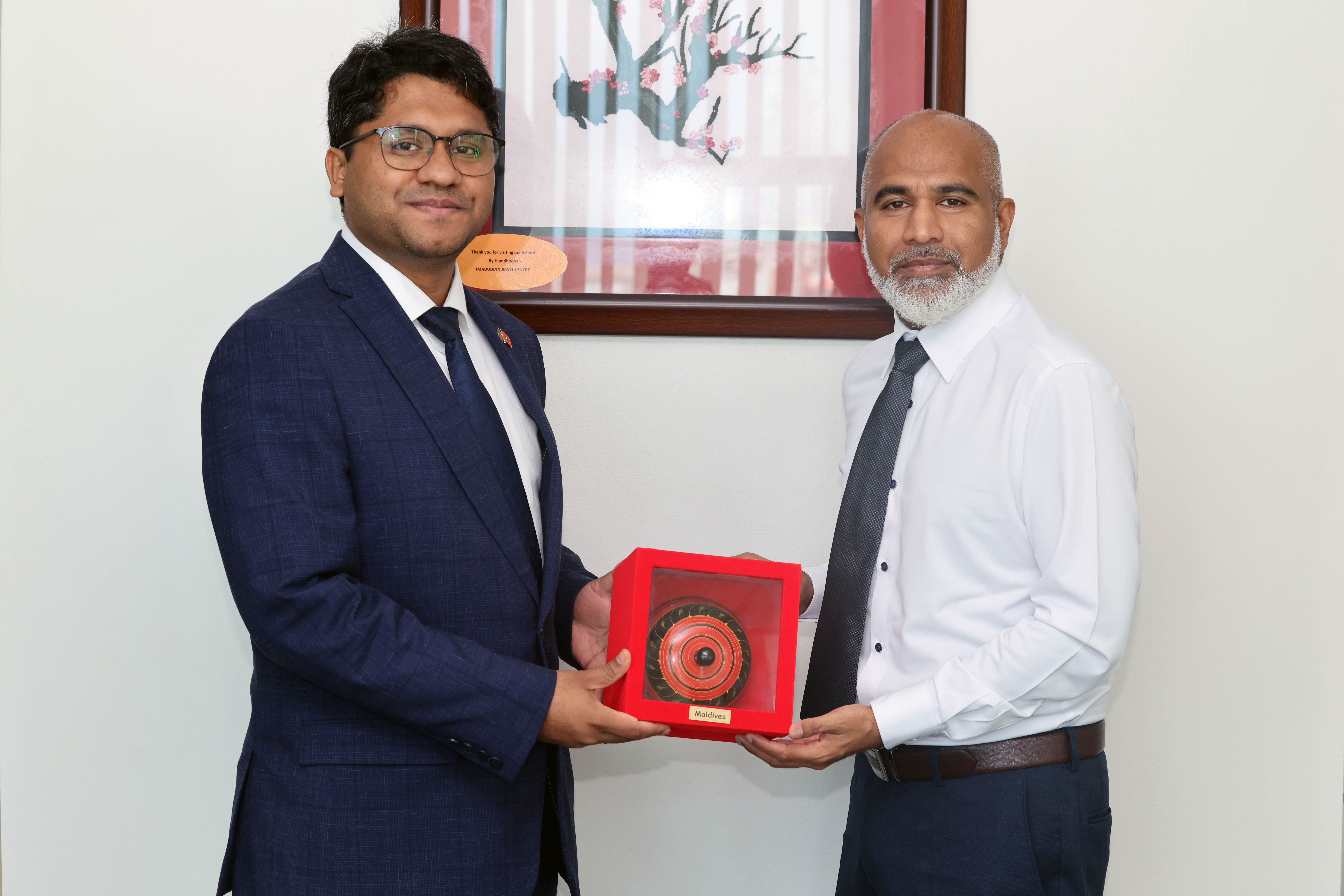 ބަންގްލަދޭޝްގެ އައު ސަފީރު، މިނިސްޓަރގެ އަރިހަށް އިޙުތިރާމުގެ ޒިޔާރަތެއް ކުރައްވައިފި 